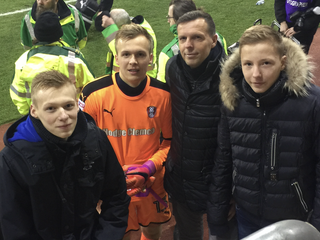 Rodákovci na zápase v Anglicku. Zľava Róbert, dvaja Marekovia a Patrik.