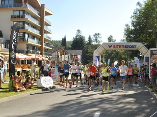 Bežci tesne po štarte.