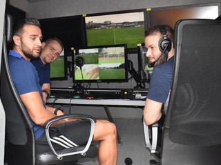 V operačnej miestnosti VAR sa preskúmava záznam z rôznych kamier.