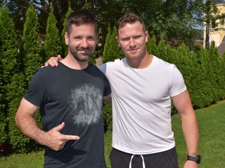 Hokejisti Rastislav Pavlikovský (vľavo) a Milan Bartovič v Medzilaborciach.