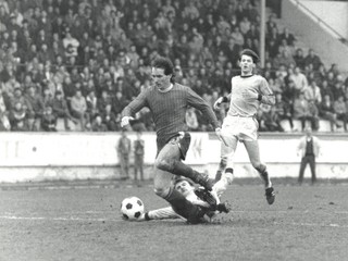 Pred vsietením víťazného gólu do siete Slovana. Fotografia z titulky publikácie Chemlon do toho! od Ivana Pajtáša.