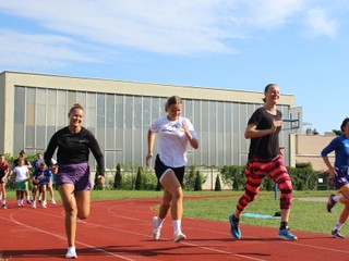 Anna Jurčenková (druhá sprava) odštartovala s Košičankami letnú prípravu.