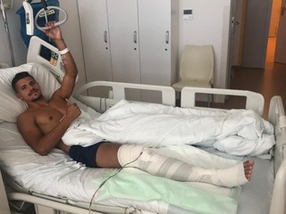 František Vancák nedobrovoľne vymenil futbalové ihrisko za nemocničné lôžko.