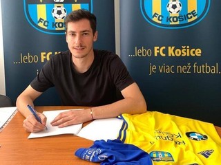 Jozef-Šimon Turík pri podpise zmluvy s FC Košice.