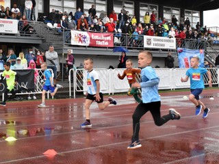 Hoci bola dráha mokrá, deťom sa pády vyhýbali.