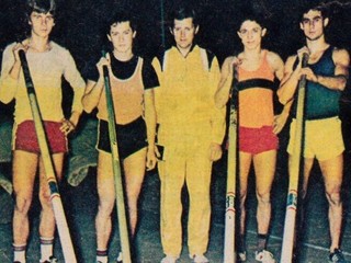 Viktor Sergejenko (v strede) so svojimi zverencami.