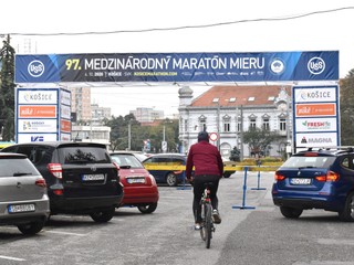 Na svojom mieste už stojí aj víťazný oblúk.