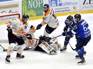 vpravo hráč HK Poprad Miroslav Preisinger strieľa na bránu.