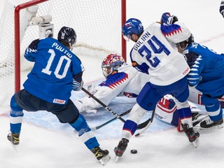 Samuel Hlavaj zasahuje v zápase Slovensko - Fínsko na MS v hokeji do 20 rokov 2021.