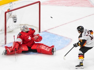 Momentka zo zápasu Nemecko - Švajčiarsko na MS v hokeji do 20 rokov 2021.