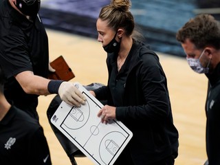Basketbalová trénerka Becky Hammonová. 