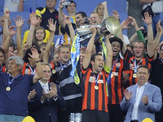 Dario Srna s trofejou pre víťaza ukrajinského Superpohára. 