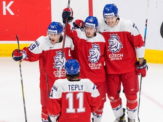 Hokejisti Česka sa tešia zo streleného gólu. 