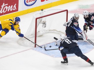 Momentka zo zápasu Švédsko - USA na MS v hokeji do 20 rokov 2021.