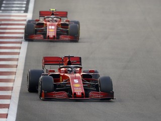 Pretekári Ferrari Charles Leclerc a Sebastian Vettel (dole).