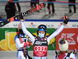 Petra Vlhová sa teší v cieli zo svojho víťazstva v slalome žien Svetového pohára v alpskom lyžovaní v Záhrebe.