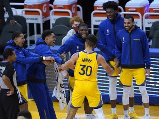 Stephen Curry oslavuje so spoluhráčmi z Golden State Warriors.