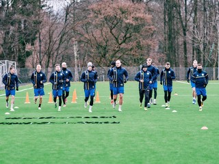 Príprava na novej umelej tráve.