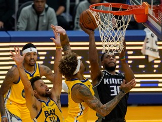 Momentka zo zápasu Golden State - Sacramento.