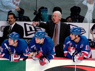Tréner John Muckler na lavičke New York Rangers v roku 1999.