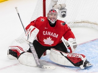 Brankár Kanady Devon Levi na MS v hokeji do 20 rokov 2021.