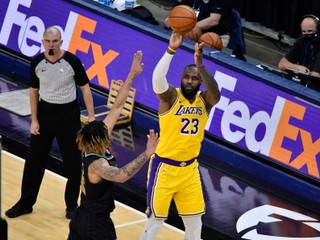 Lebron James (v žltom) na snímke v zápase proti Memphisu. 