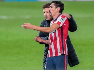 Tréner Diego Simeone (vľavo) a Stefan Savič z tímu Atlético Madrid.