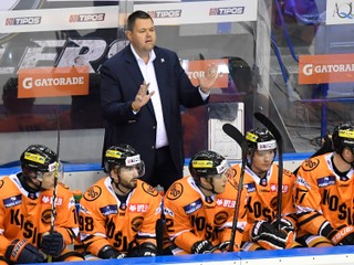 Jan Šťastný na striedačke HC Košice. 