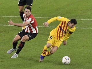 Mikel Vesga (vľavo) a Lionel Messi v zápase Athletic Bilbao - FC Barcelona.