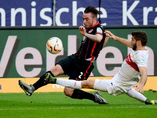 Yanni Regäsel (vľavo) v drese Eintracht Frankfurt.