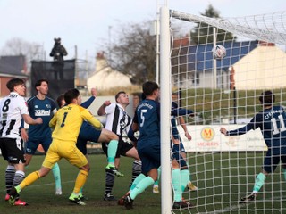 Momentka zo zápasu Chorley FC - Derby County. Na fotografii Connor Hall strieľa prvý gól.