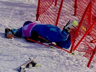 Na snímke zranený americký lyžiar Tommy Ford po páde v 1. kole v obrovskom slalome mužov v rámci Svetového pohára v alpskom lyžovaní v švajčiarskom Adelbodene.