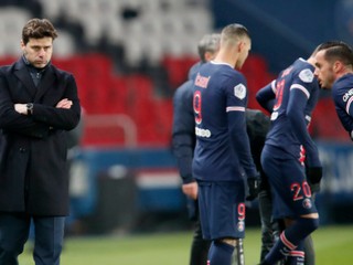 Tréner PSG Mauricio Pochettino a hráči Paríža.