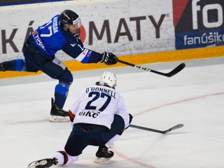 Momentka zo zápasu HK Poprad - HC Slovan Bratislava (Marcel Haščák, Brendan O´Donnell)