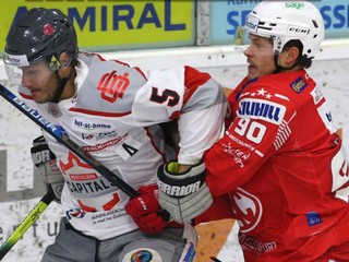 Momentka zo zápasu KAC Klagenfurt - Bratislava Capitals v Ice Hockey League.