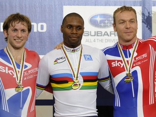 Gregory Baugé (v strede) je deväťnásobný majster sveta.