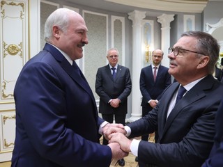 Prezident IIHF Alexander Lukašenko (vľavo) a šéf IIHF René Fase.