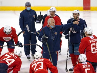 Tréner Joel Quenneville počas tréningu Florida Panthers.