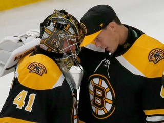Jaroslav Halák a Tukka Rask v tíme NHL Boston Bruins.