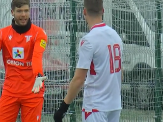 Menno Bergsen a Juha Pirinen po tom, ako si obranca strelil vlastný gól.