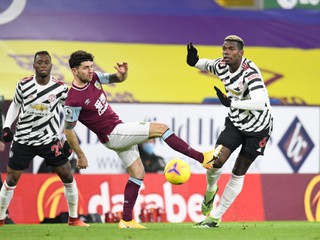 Francúz Paul Pogba (vpravo) v zápase proti Burnley. 