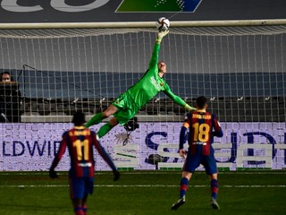 Barcelona sa natrápila, po penaltách postúpila do finále Superpohára
