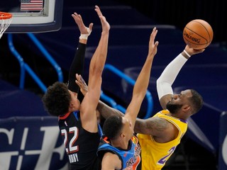 Americký basketbalista LeBron James (v žltom) v zápase proti Oklahome City.