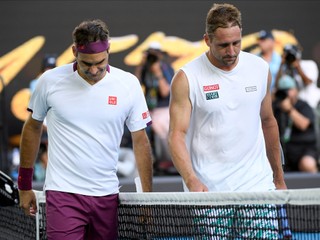 Americký tenista Tennys Sandgren (vpravo) po zápase so Švajčiarom Rogerom Federerom.