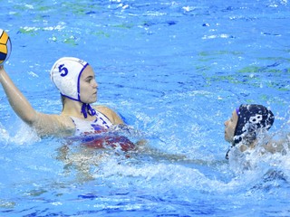 Reprezentantka Slovenska vo vodnom póle Emma Junasová (vľavo).