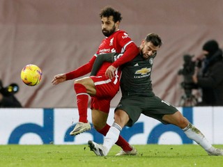 Mohamed Salah (v červenom) v súboji s Brunom Fernandesom.
