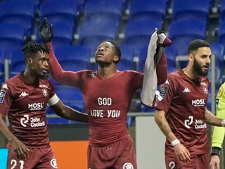 Futbalisti FC Metz prekvapujúco zdolali domáci Lyon.