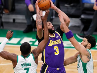 Anthony Davis (v strede) súboji proti Jaylenovi Brownovi (7) a Jaysonovi Tatumovi.