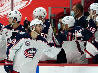 Oliver Bjorkstrand (v strede) v drese klubu Columbus Blue Jackets.