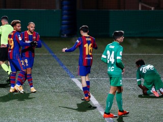 Futbalisti FC Barcelona strieľajú gól proti UE Cornella.